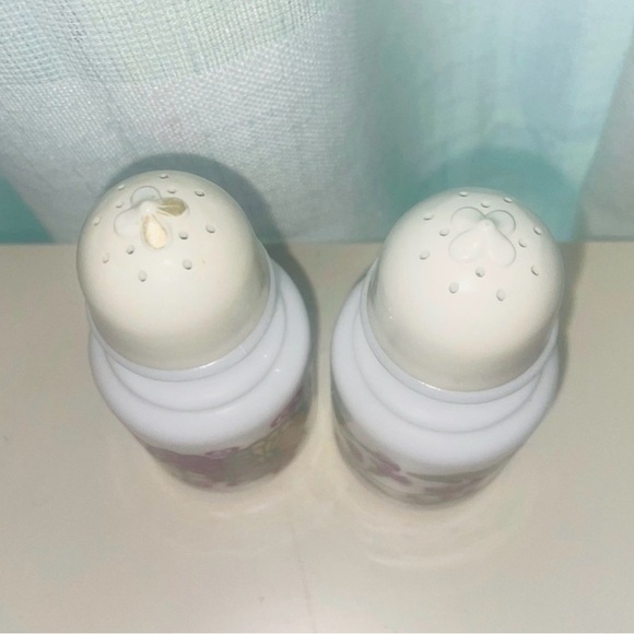 Vintage Avon Milk Glass Floral Salt & Pepper Shaker Set Retro Kitchen Decor - Picture 5 of 6